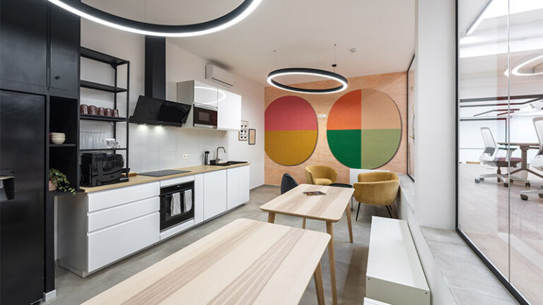 Cuisine partagée moderne dans un espace de coworking à Bruxelles