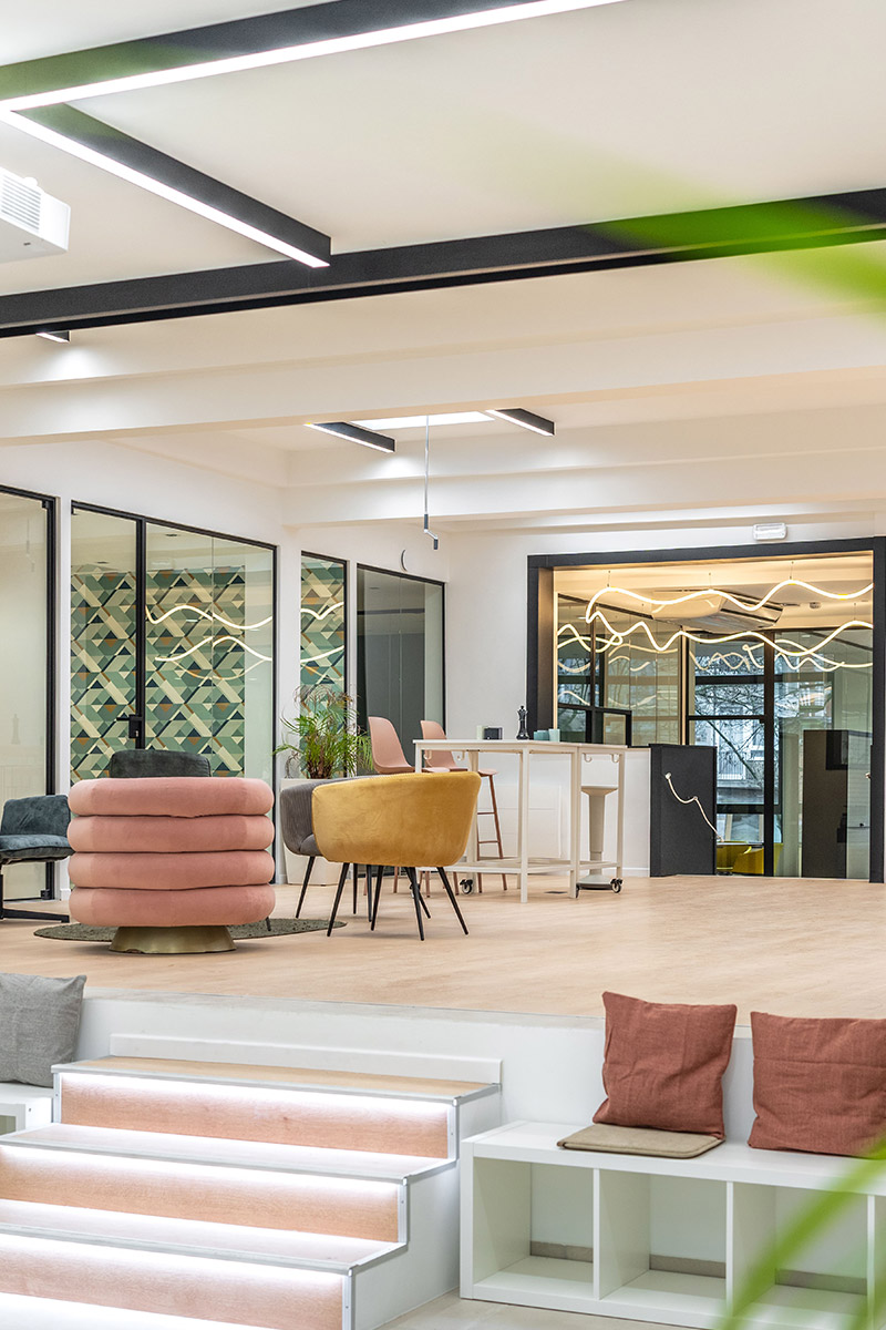 Espace de coworking lumineux pour les métiers de la construction et de l’ingénierie